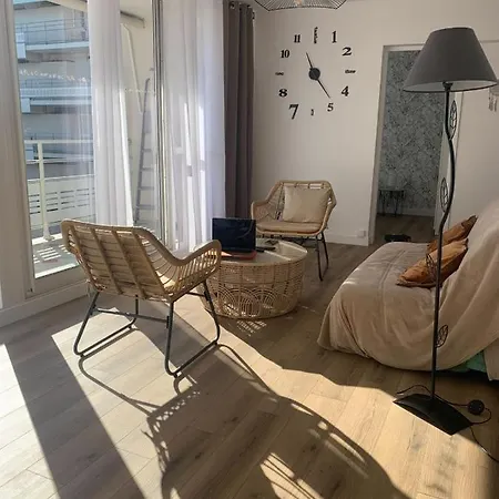Bright 60m - View Of The Basin Apartment